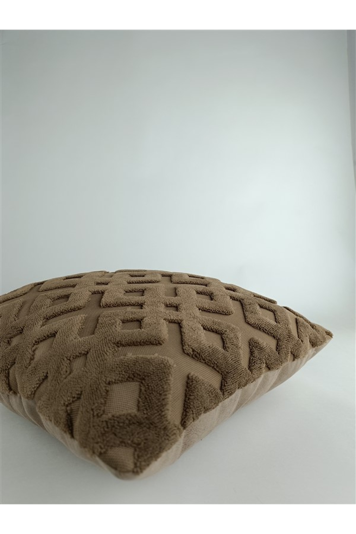 Mrs.Gugar Punch Peluş Kırlent Kılıfı Kahverengi