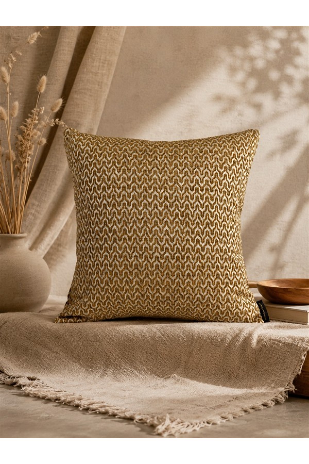 Hardal Bej  Geometrik Desenli Keten Kırlent Kılıfı 43x43 cm – Premium Collection
